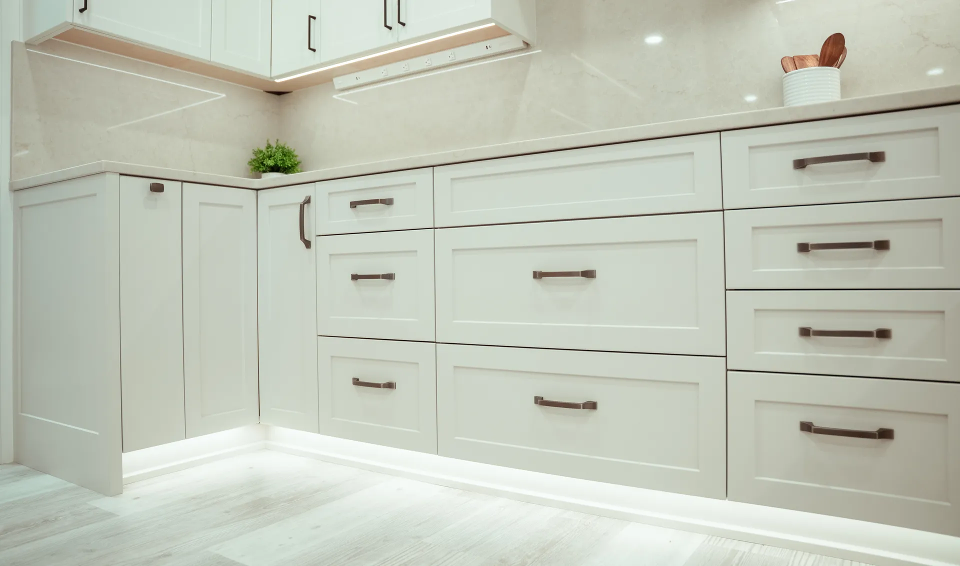 Custom Kitchen Renovation - finishes-hardware - _A745544.webp